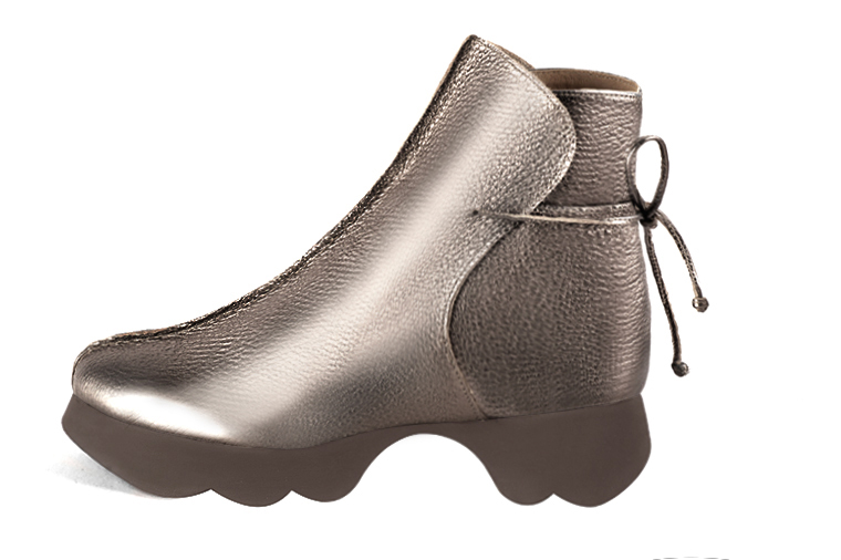 Bronze beige women's ankle boots with laces at the back. Round toe. Low rubber soles. Profile view - Florence KOOIJMAN